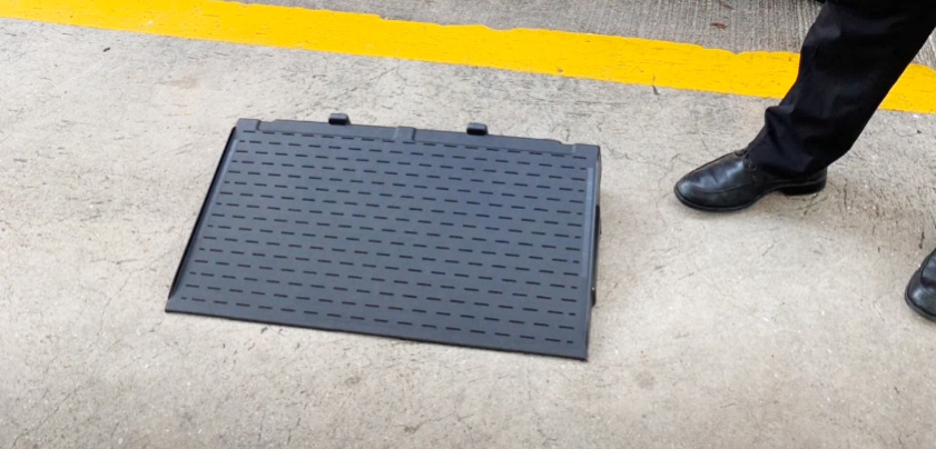 如果行人路高度太低，就會加設這個膠板以減低無障礙斜板的斜度，以確保將坐輪椅安全地推上輪椅的士車廂。